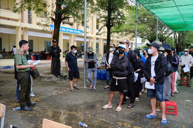 31 công dân Lâm Đồng được Campuchia trao trả: Không được dùng điện thoại, bị giám sát chặt- Ảnh 1. 31 công dân Lâm Đồng được Campuchia trao trả: Không được dùng điện thoại, bị giám sát chặt- Ảnh 1.