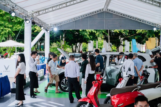 Hàng nghìn người tham dự “Ngày hội thu xăng đổi điện”, nhiều khách thử xong xuống tiền liền tay - Ảnh 1.