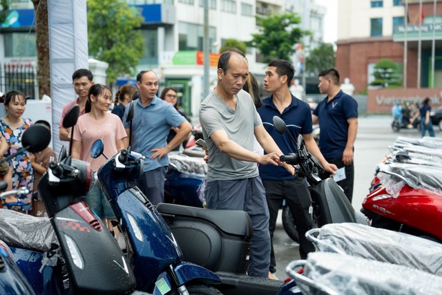 Hàng nghìn người tham dự “Ngày hội thu xăng đổi điện”, nhiều khách thử xong xuống tiền liền tay - Ảnh 5.