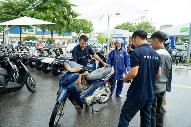 Hàng nghìn người tham dự “Ngày hội thu xăng đổi điện”, nhiều khách thử xong xuống tiền liền tay - Ảnh 6.