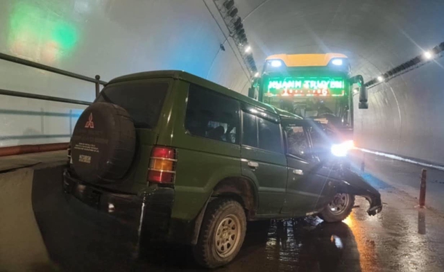 Xe ô tô 7 chỗ va chạm với xe khách giường nằm trong hầm Đèo Ngang, 2 người tử vong- Ảnh 1.