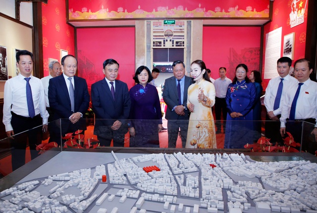 Hà Nội gắn biển công trình và trưng bày triển lãm tại di tích lịch sử 48 Hàng Ngang - Ảnh 6.