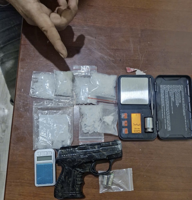 Gia Lai: Bắt một tài xế vận chuyển số lượng lớn ma túy và mang theo súng- Ảnh 2. Gia Lai: Bắt một tài xế vận chuyển số lượng lớn ma túy và mang theo súng- Ảnh 2.