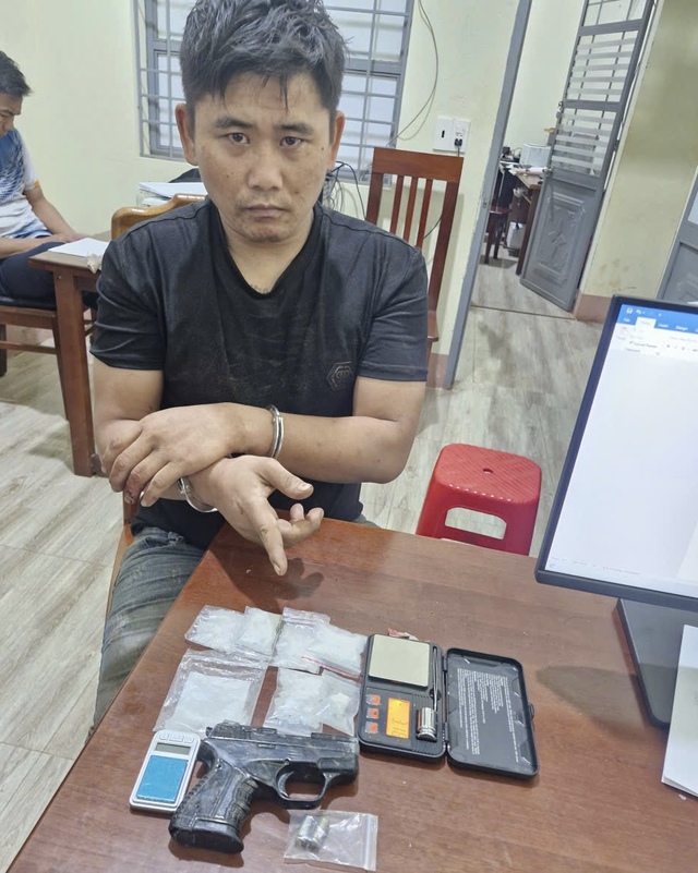 Gia Lai: Bắt một tài xế vận chuyển số lượng lớn ma túy và mang theo súng- Ảnh 1. Gia Lai: Bắt một tài xế vận chuyển số lượng lớn ma túy và mang theo súng- Ảnh 1.