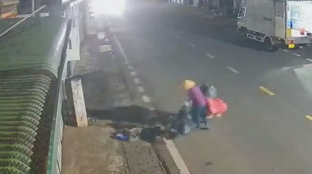 Cụ bà buôn ve chai tông người bán vé số rồi bỏ đi khai gì tại cơ quan điều tra? - Ảnh 1.
