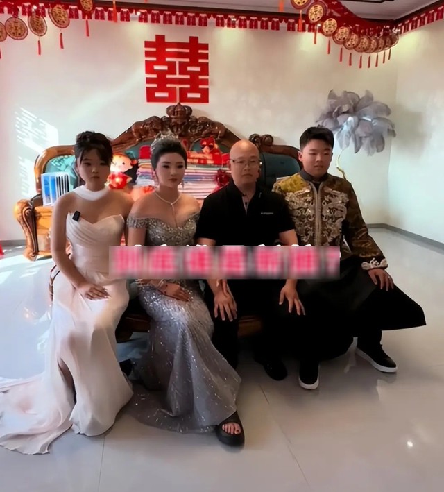 Xuất hiện tại đám cưới con trai, mẹ chú rể diện chiếc váy khiến ai nấy ngán ngẩm - Ảnh 2.