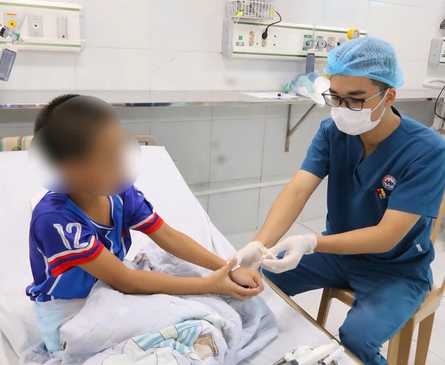 Bản tin 20/8: Cứu sống bệnh nhi 9 tuổi uống nhầm Methadone khiến tim ngừng đập - Ảnh 1.
