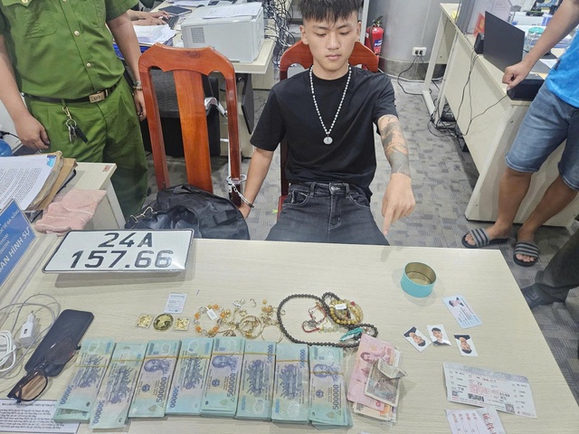 Công an Đà Nẵng bắt hai người Trung Quốc trộm hơn 600 triệu đồng- Ảnh 1.
