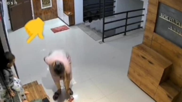 Ngồi lên bệ cửa sổ, bé gái ngã từ tầng 12 xuống đất - Ảnh 1.