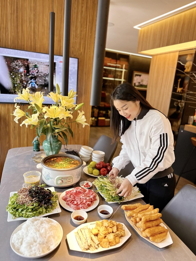 Nàng "Vàng Anh đời đầu": Tuổi 40 cuộc sống sang chảnh, nhan sắc thăng hạng- Ảnh 8. Nàng "Vàng Anh đời đầu": Tuổi 40 cuộc sống sang chảnh, nhan sắc thăng hạng- Ảnh 8.