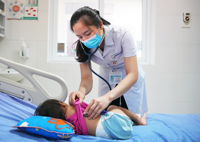 Nghe thấy tiếng kêu, gia đình chạy vào thấy con rắn độc bò bên cạnh bé 21 tháng - Ảnh 1.