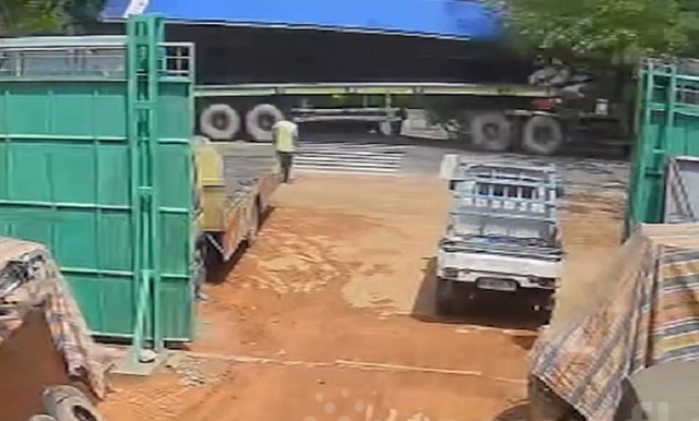 Thùng container bất ngờ rơi khỏi xe, đè trúng nhóm học sinh- Ảnh 1. Thùng container bất ngờ rơi khỏi xe, đè trúng nhóm học sinh- Ảnh 1.