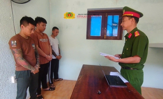 Khống chế đôi nam nữ lên ô tô rồi buộc đưa tiền, 3 đối tượng bị khởi tố - Ảnh 1.