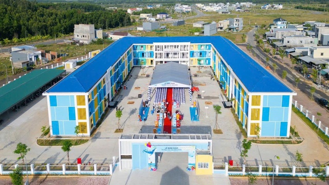 Hòa Phát bàn giao ngôi trường hiện đại trị giá 42 tỉ đồng tại Quảng Ngãi
- Ảnh 2.