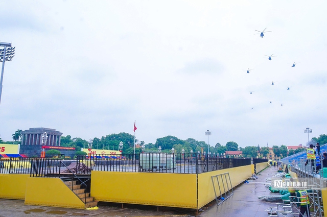 Biên đội máy bay tập luyện diễu binh trên bầu trời Hà Nội - Ảnh 9.