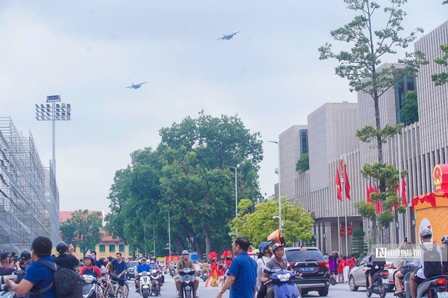Biên đội máy bay tập luyện diễu binh trên bầu trời Hà Nội - Ảnh 5.