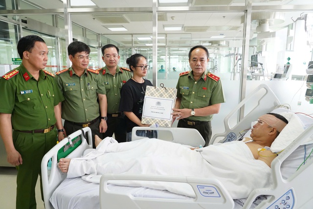 Giám đốc CATP Hà Nội thăm hỏi, động viên cán bộ bị thương khi làm nhiệm vụ - Ảnh 2.