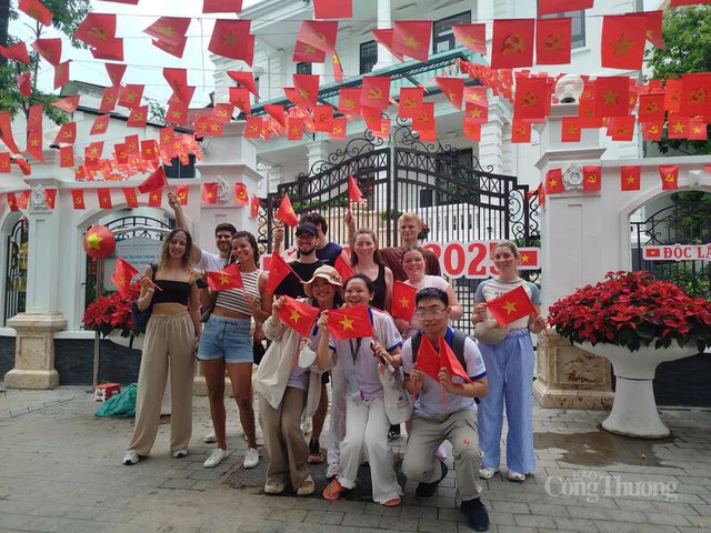 Trung tâm Báo chí Thủ đô phối hợp cùng Tân Hiệp Phát phục vụ nước miễn phí người xem diễu binh - Ảnh 3.