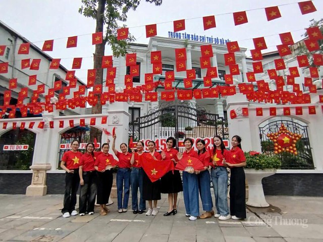 Trung tâm Báo chí Thủ đô phối hợp cùng Tân Hiệp Phát phục vụ nước miễn phí người xem diễu binh - Ảnh 6.