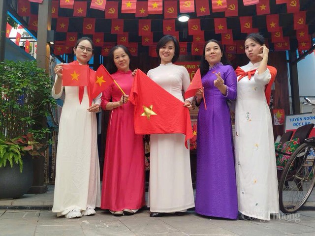 Trung tâm Báo chí Thủ đô phối hợp cùng Tân Hiệp Phát phục vụ nước miễn phí người xem diễu binh - Ảnh 8.