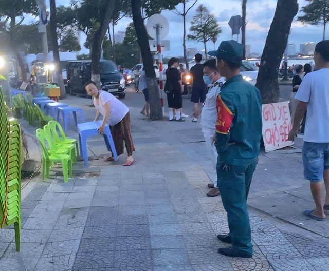 Dẹp loạn hàng rong ở chợ đêm lớn nhất Đà Nẵng- Ảnh 2. Dẹp loạn hàng rong ở chợ đêm lớn nhất Đà Nẵng- Ảnh 2.