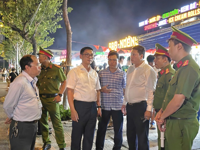 Dẹp loạn hàng rong ở chợ đêm lớn nhất Đà Nẵng- Ảnh 1. Dẹp loạn hàng rong ở chợ đêm lớn nhất Đà Nẵng- Ảnh 1.