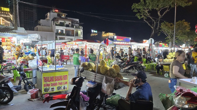 Dẹp loạn hàng rong ở chợ đêm lớn nhất Đà Nẵng- Ảnh 6. Dẹp loạn hàng rong ở chợ đêm lớn nhất Đà Nẵng- Ảnh 6.