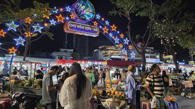 Dẹp loạn hàng rong ở chợ đêm lớn nhất Đà Nẵng- Ảnh 5. Dẹp loạn hàng rong ở chợ đêm lớn nhất Đà Nẵng- Ảnh 5.