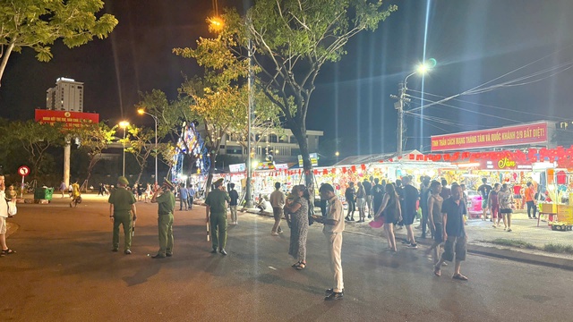 Dẹp loạn hàng rong ở chợ đêm lớn nhất Đà Nẵng- Ảnh 3. Dẹp loạn hàng rong ở chợ đêm lớn nhất Đà Nẵng- Ảnh 3.