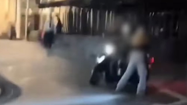 Bị phàn nàn vì vượt đèn đỏ, tài xế xe ôm cố tình tông người phụ nữ - Ảnh 1.
