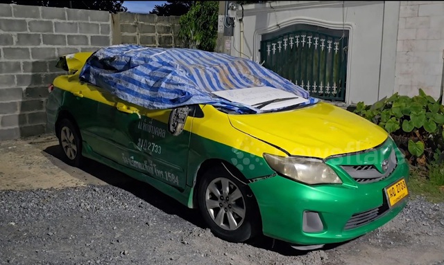 Đang đi đường, người đàn ông phát hiện cảnh đáng sợ trong xe taxi- Ảnh 1. Đang đi đường, người đàn ông phát hiện cảnh đáng sợ trong xe taxi- Ảnh 1.