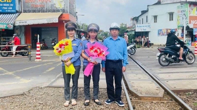 Kịp thời khen thưởng hai nữ nhân viên đường sắt - Ảnh 2.