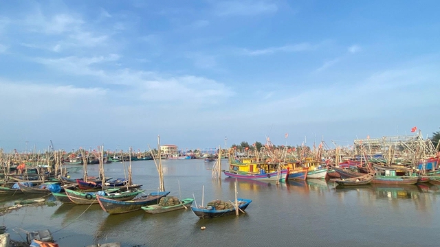 Ninh Bình cấm tàu thuyền ra khơi từ 7h ngày 24/8 ứng phó bão số 5- Ảnh 1. Ninh Bình cấm tàu thuyền ra khơi từ 7h ngày 24/8 ứng phó bão số 5- Ảnh 1.