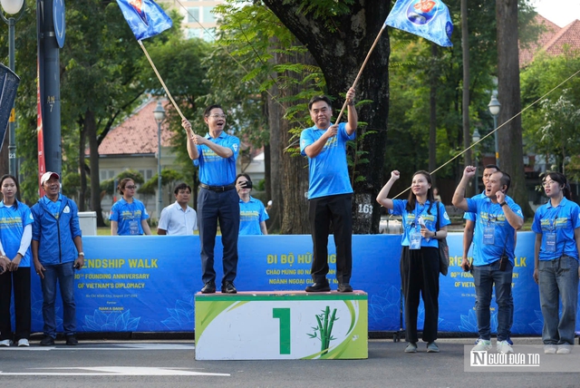 Đi bộ hữu nghị chào mừng 80 năm Ngành Ngoại giao Việt Nam và 50 năm thành lập Sở Ngoại vụ Tp.HCM - Ảnh 1.