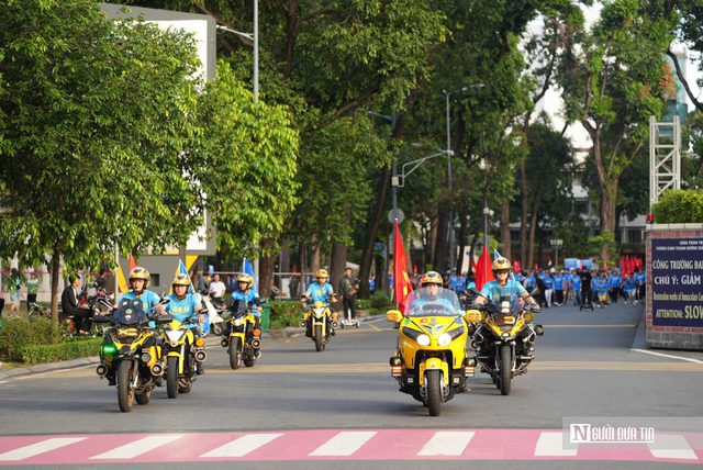 Đi bộ hữu nghị chào mừng 80 năm Ngành Ngoại giao Việt Nam và 50 năm thành lập Sở Ngoại vụ Tp.HCM - Ảnh 2.