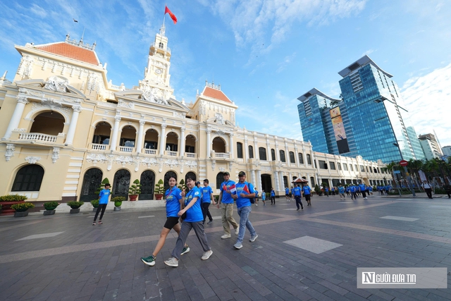 Đi bộ hữu nghị chào mừng 80 năm Ngành Ngoại giao Việt Nam và 50 năm thành lập Sở Ngoại vụ Tp.HCM - Ảnh 3.