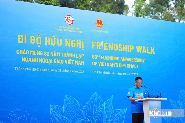 Đi bộ hữu nghị chào mừng 80 năm Ngành Ngoại giao Việt Nam và 50 năm thành lập Sở Ngoại vụ Tp.HCM - Ảnh 4.