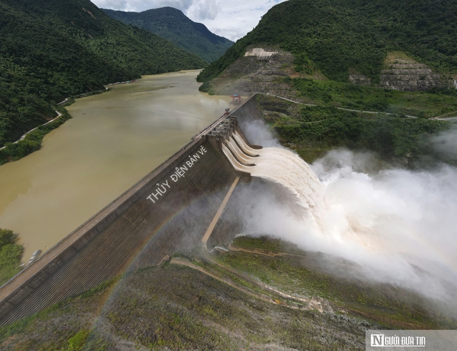 Nghệ An chủ động ứng phó bão số 5, thuỷ điện lớn nhất Bắc Trung Bộ được lệnh vận hành giảm lũ- Ảnh 2. Nghệ An chủ động ứng phó bão số 5, thuỷ điện lớn nhất Bắc Trung Bộ được lệnh vận hành giảm lũ- Ảnh 2.