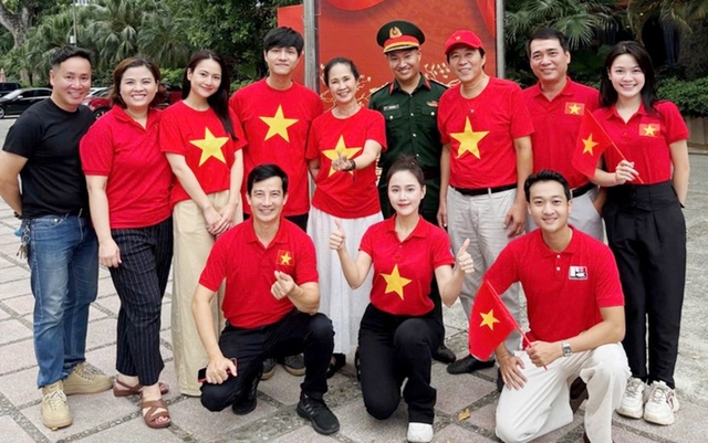 Cặp vợ chồng nghệ sĩ nổi tiếng và hành trình gần 40 năm bên nhau, vinh dự đặc biệt trong lễ diễu hành 2/9 - Ảnh 1.