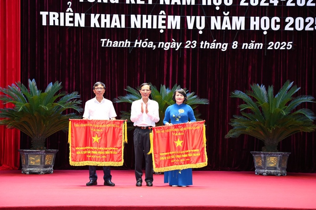 Tốt nghiệp THPT xếp thứ bảy cả nước, 5 thầy cô giáo ở Thanh Hóa nhận huân chương lao động- Ảnh 2. Tốt nghiệp THPT xếp thứ bảy cả nước, 5 thầy cô giáo ở Thanh Hóa nhận huân chương lao động- Ảnh 2.