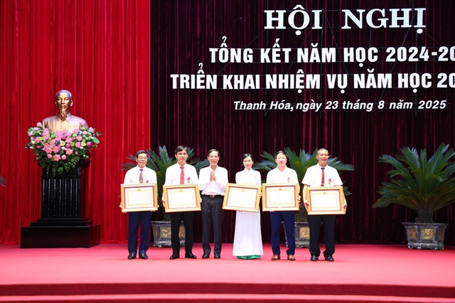 Tốt nghiệp THPT xếp thứ bảy cả nước, 5 thầy cô giáo ở Thanh Hóa nhận huân chương lao động- Ảnh 1. Tốt nghiệp THPT xếp thứ bảy cả nước, 5 thầy cô giáo ở Thanh Hóa nhận huân chương lao động- Ảnh 1.