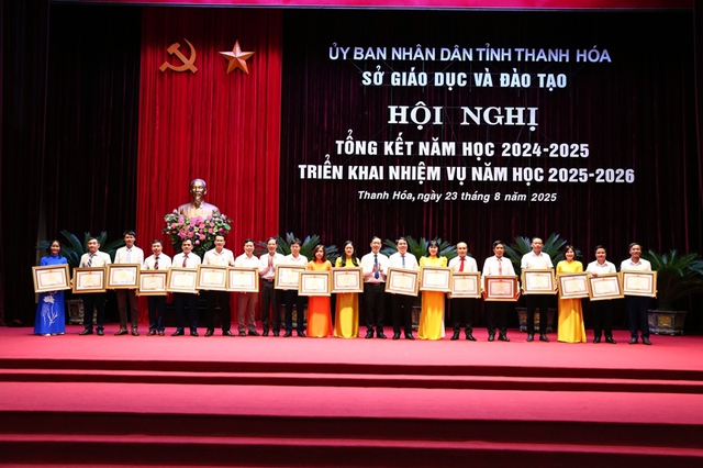 Tốt nghiệp THPT xếp thứ bảy cả nước, 5 thầy cô giáo ở Thanh Hóa nhận huân chương lao động- Ảnh 3. Tốt nghiệp THPT xếp thứ bảy cả nước, 5 thầy cô giáo ở Thanh Hóa nhận huân chương lao động- Ảnh 3.