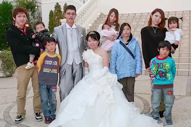 Xôn xao chuyện chàng trai 27 tuổi có 4 con, làm ông ngoại của 4 đứa cháu- Ảnh 2. Xôn xao chuyện chàng trai 27 tuổi có 4 con, làm ông ngoại của 4 đứa cháu- Ảnh 2.