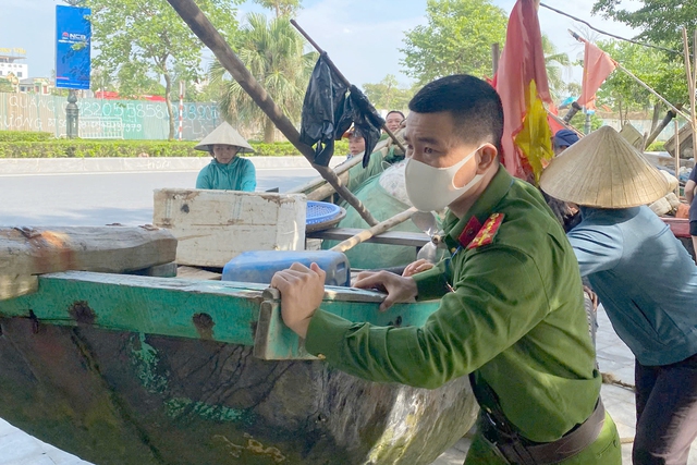 Công an hỗ trợ nhân dân Thanh Hóa chủ động phòng chống, ứng phó với cơn bão số 5- Ảnh 1. Công an hỗ trợ nhân dân Thanh Hóa chủ động phòng chống, ứng phó với cơn bão số 5- Ảnh 1.