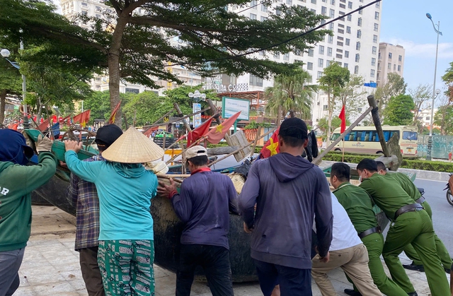 Công an hỗ trợ nhân dân Thanh Hóa chủ động phòng chống, ứng phó với cơn bão số 5- Ảnh 2. Công an hỗ trợ nhân dân Thanh Hóa chủ động phòng chống, ứng phó với cơn bão số 5- Ảnh 2.