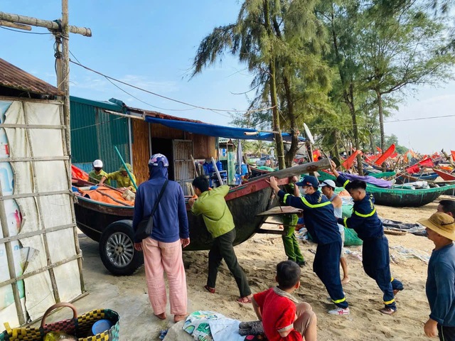 Thanh Hóa: 100% tàu thuyền đã tránh trú bão an toàn, cưỡng chế di dời khi cần thiết- Ảnh 3. Thanh Hóa: 100% tàu thuyền đã tránh trú bão an toàn, cưỡng chế di dời khi cần thiết- Ảnh 3.
