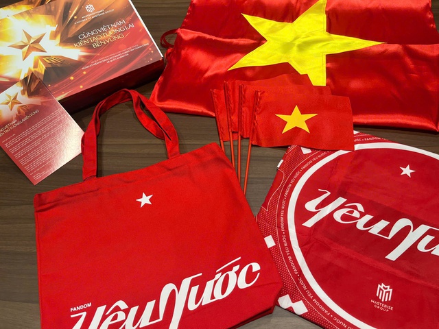Cư dân Masterise Homes nhận quà “yêu nước”, tự hào chung tay “phủ đỏ” Việt Nam - Ảnh 1.
