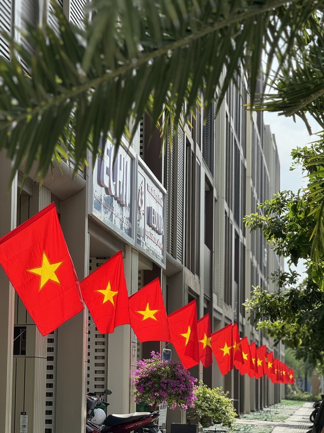 Cư dân Masterise Homes nhận quà “yêu nước”, tự hào chung tay “phủ đỏ” Việt Nam - Ảnh 5.