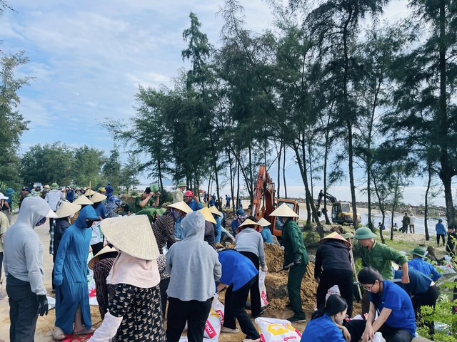Hà Tĩnh: Hàng trăm người dân ra quân đắp đá làm kè ứng phó với bão số 5- Ảnh 1. Hà Tĩnh: Hàng trăm người dân ra quân đắp đá làm kè ứng phó với bão số 5- Ảnh 1.