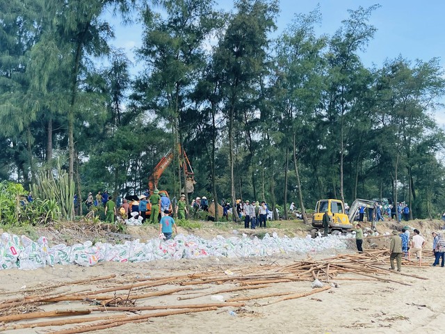 Hà Tĩnh: Hàng trăm người dân ra quân đắp đá làm kè ứng phó với bão số 5- Ảnh 4. Hà Tĩnh: Hàng trăm người dân ra quân đắp đá làm kè ứng phó với bão số 5- Ảnh 4.